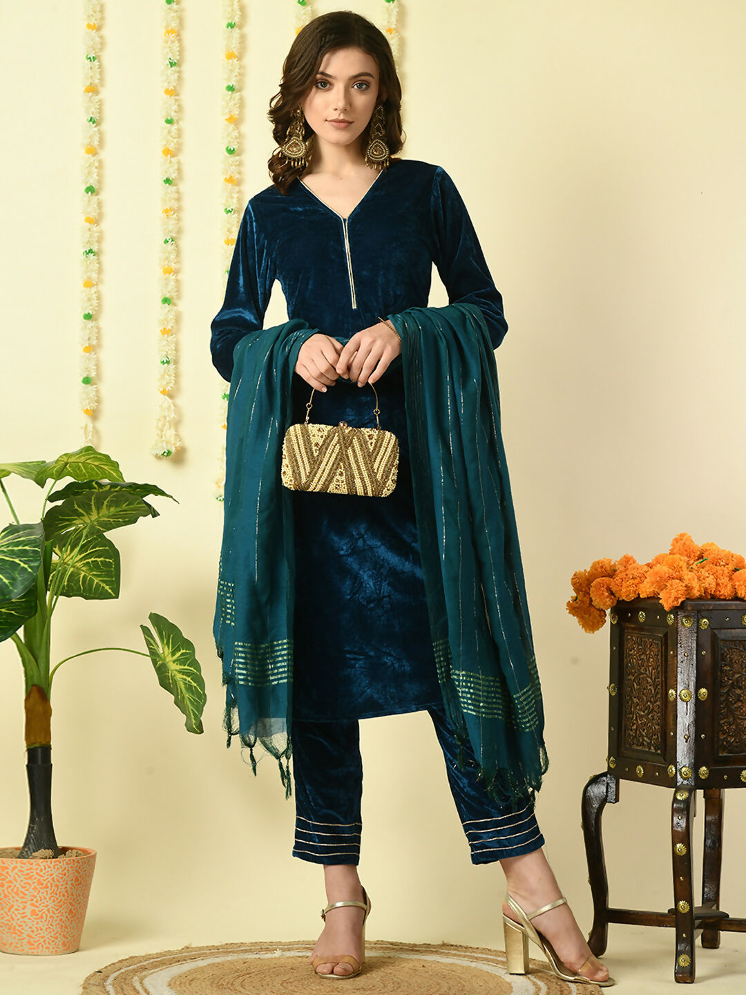 Myshka Women's Teal Velvet Kurta & Trousers With Dupatta Party Sets - Distacart