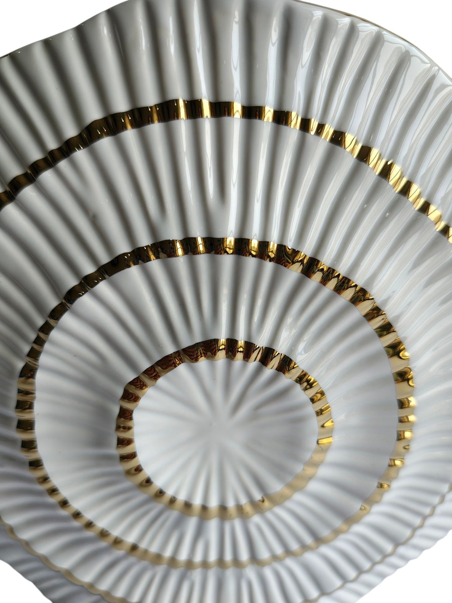 Sun Mun Decors White & Golden Shell Shaped Vase