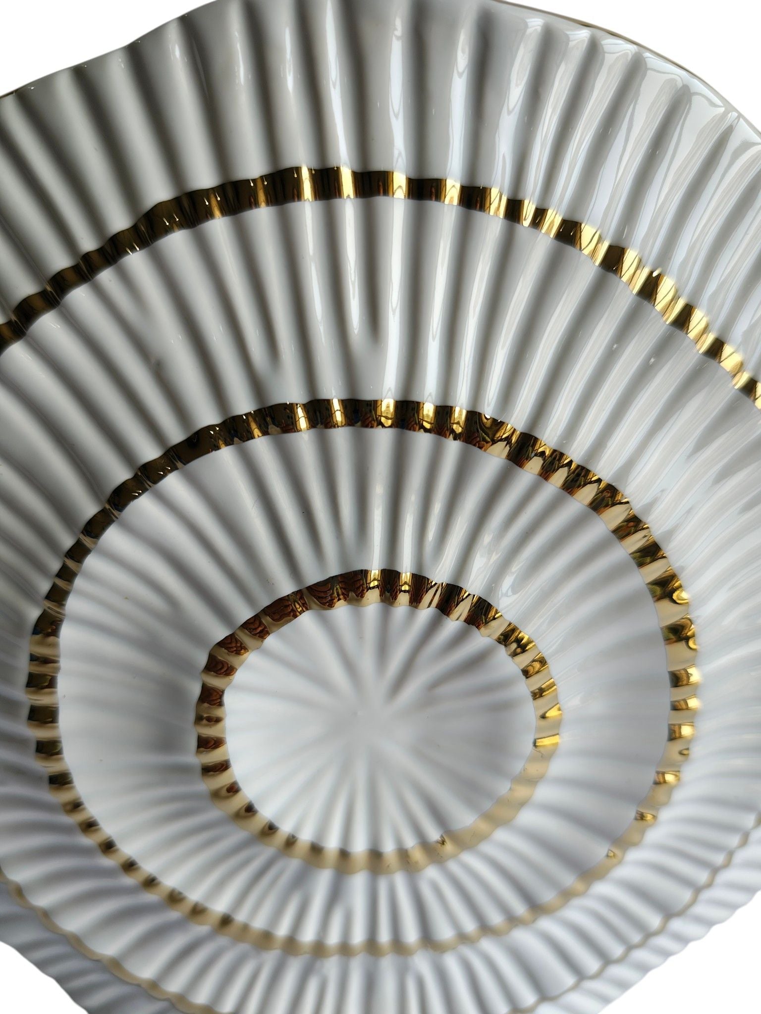 Sun Mun Decors White & Golden Shell Shaped Vase