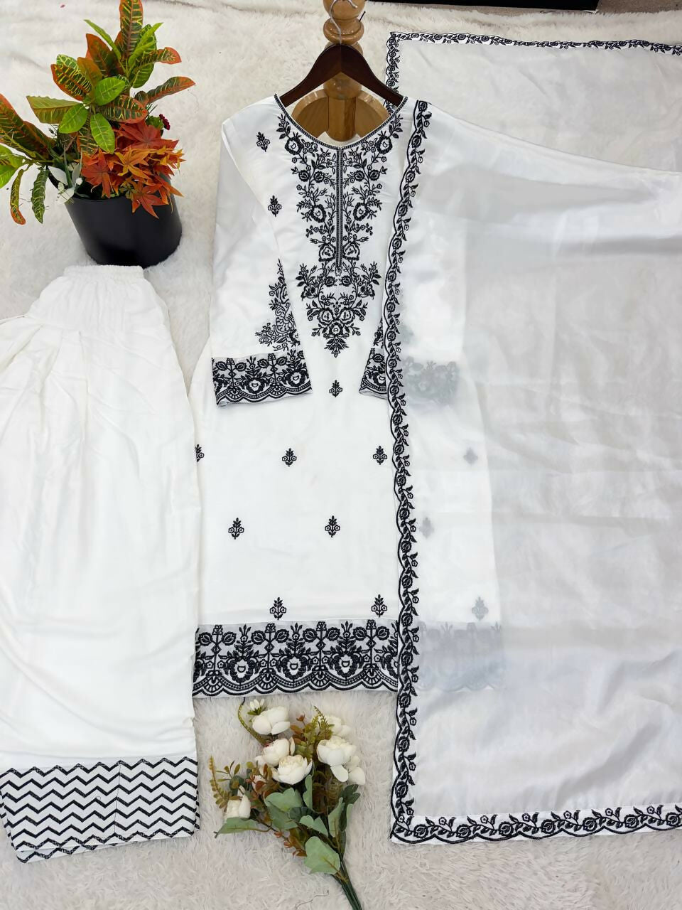 Teeya Creation Womens Trendy Stylish Embroidery Thread Work Kurta Set - Dista