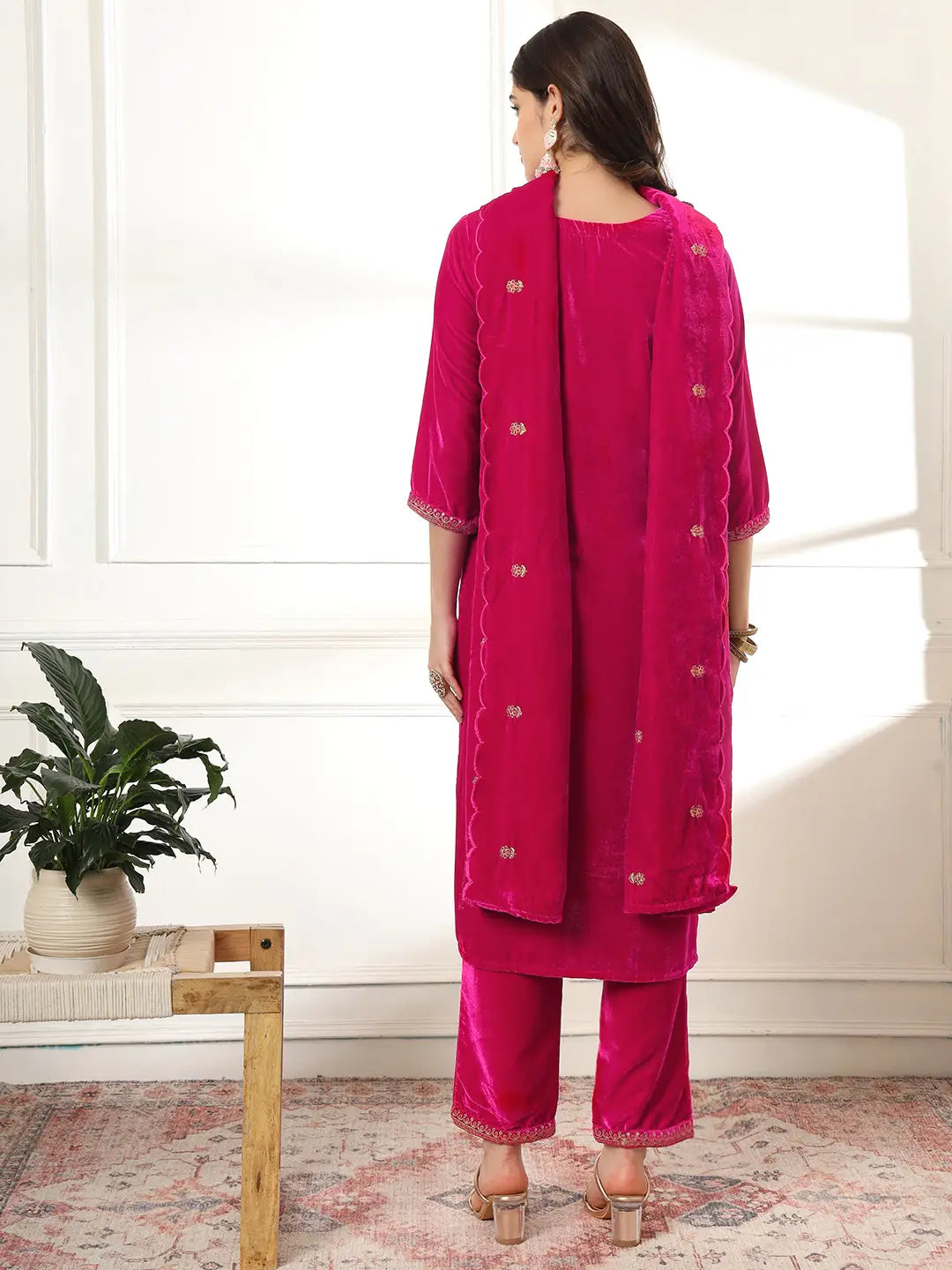Yufta Velvet Pink Kurta Dupatta Set With Embroidery