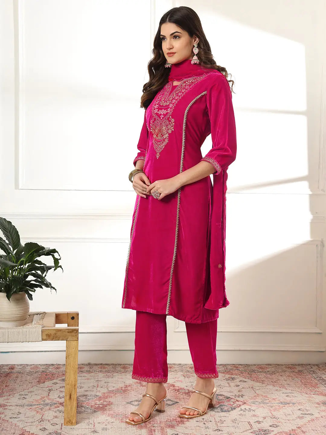 Yufta Velvet Pink Kurta Dupatta Set With Embroidery