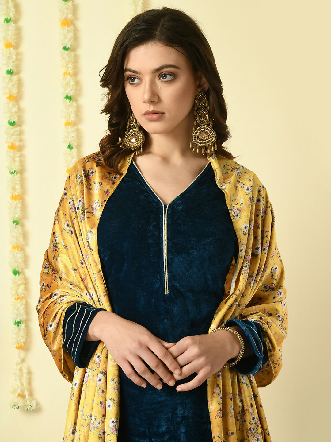 Myshka Women's Teal Velvet Kurta & Trousers With Dupatta Party Sets - Distacart