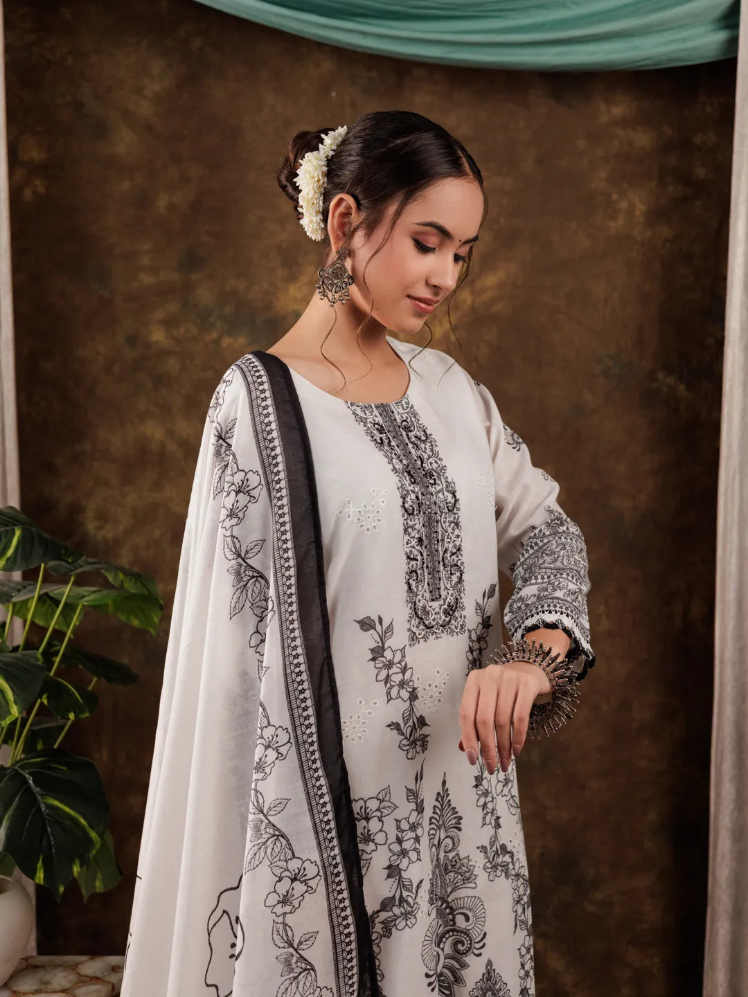 Yufta White Cotton Ethnic Motifs Straight Kurta Dupatta Pant Set