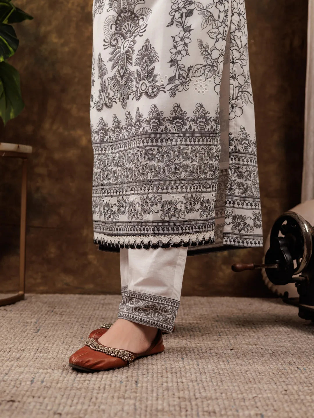 Yufta White Cotton Ethnic Motifs Straight Kurta Dupatta Pant Set