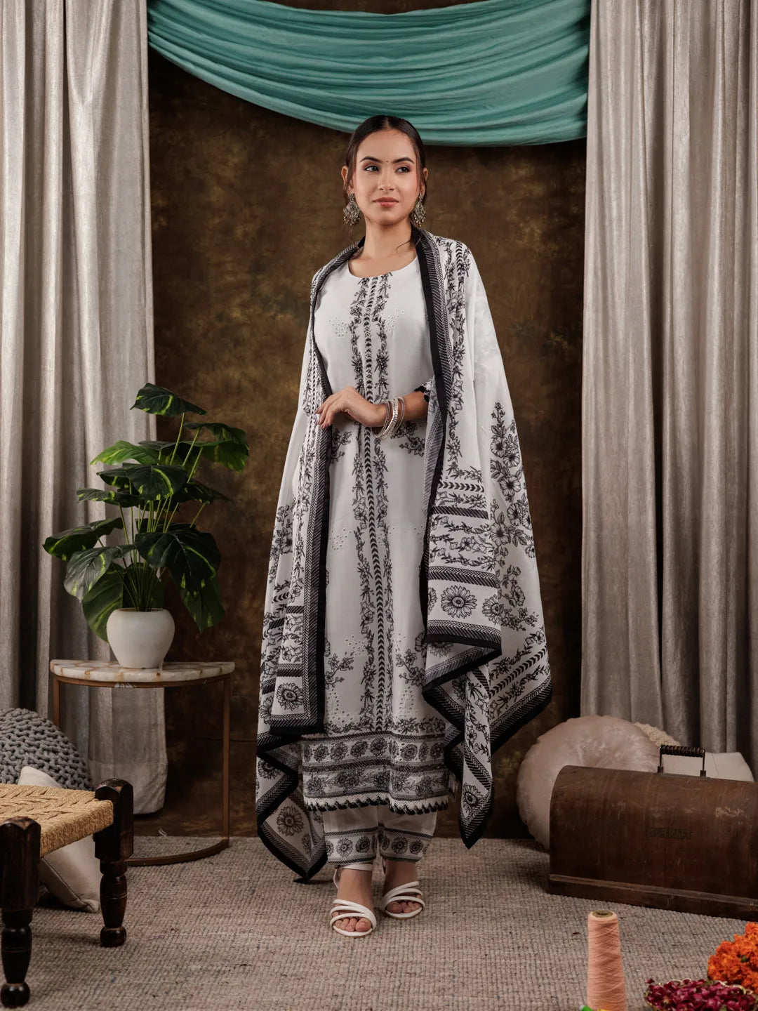 Yufta White Cotton Kurta Dupatta Pant Set - Distacart