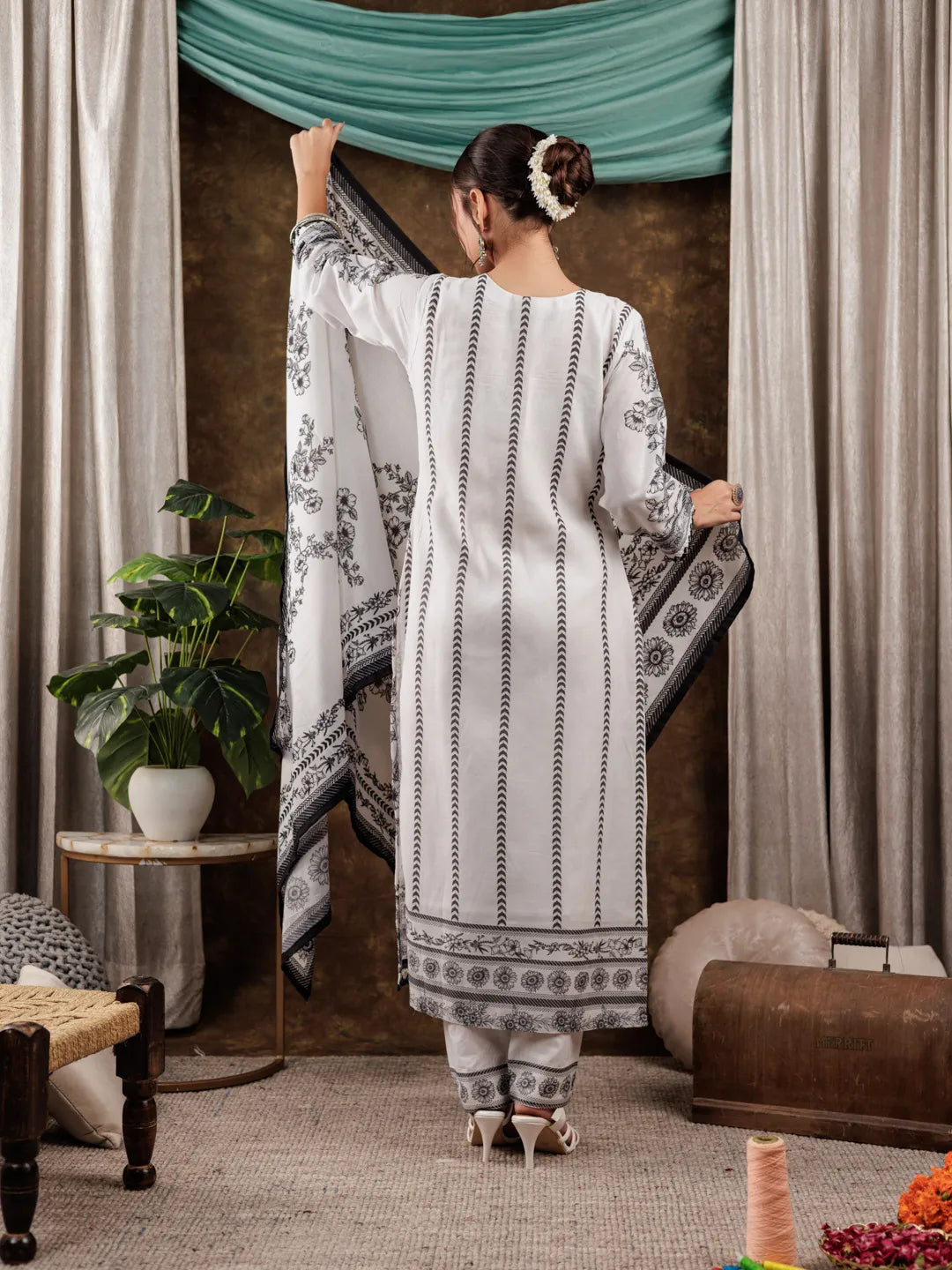 Yufta White Cotton Kurta Dupatta Pant Set