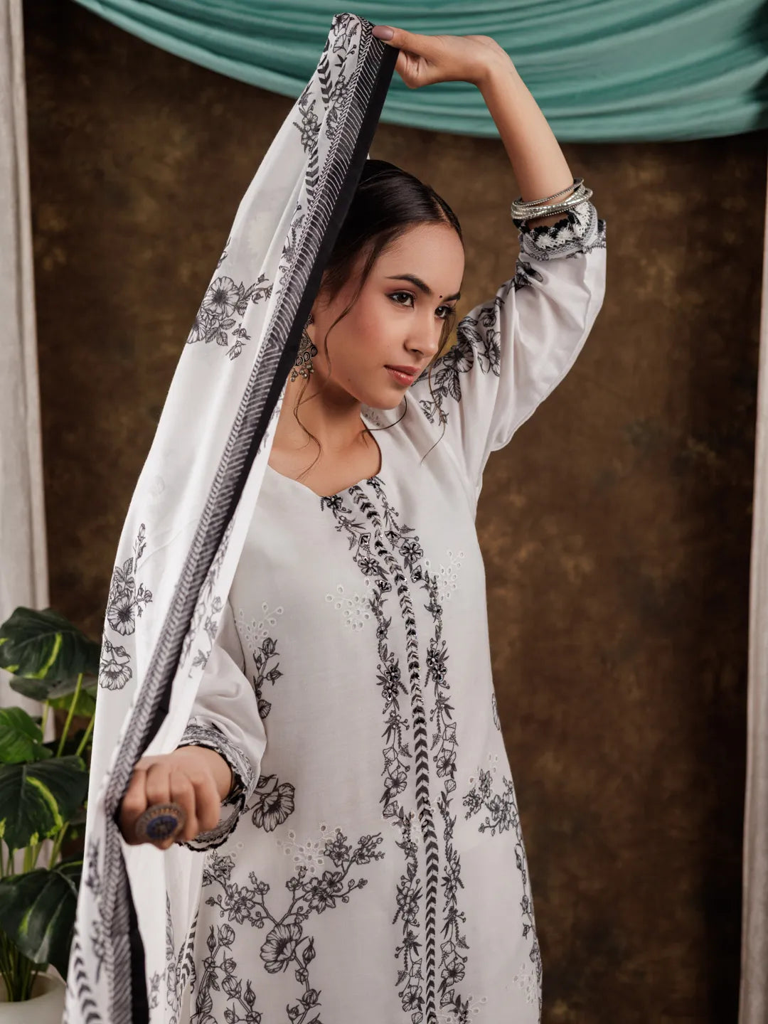 Yufta White Cotton Kurta Dupatta Pant Set