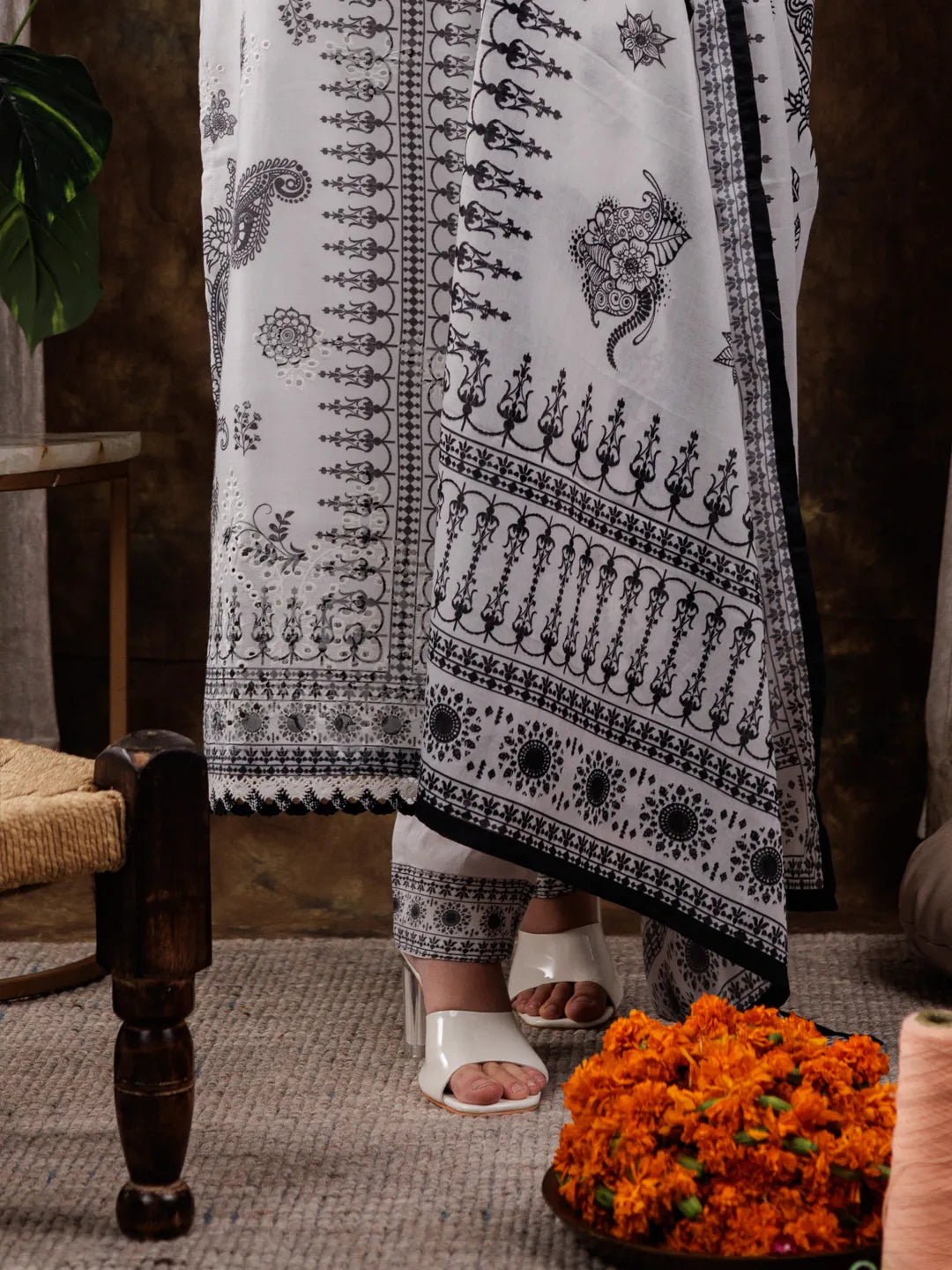 Yufta White Cotton Straight Paisley Kurta Dupatta Pant Set