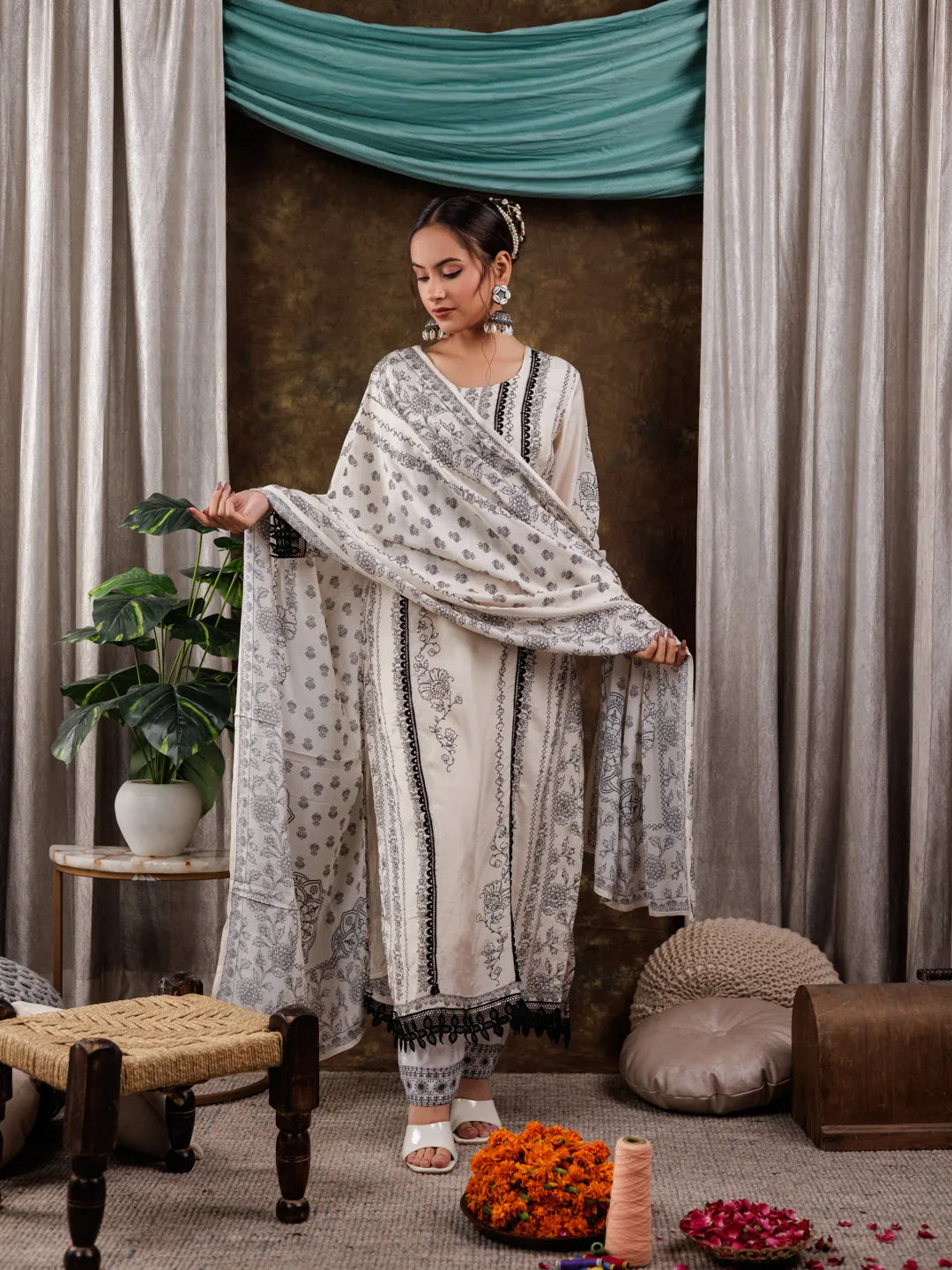 Yufta White Hand_Embroidery Silk Straight Kurta And Trouser With Dupatta Set - Distacart