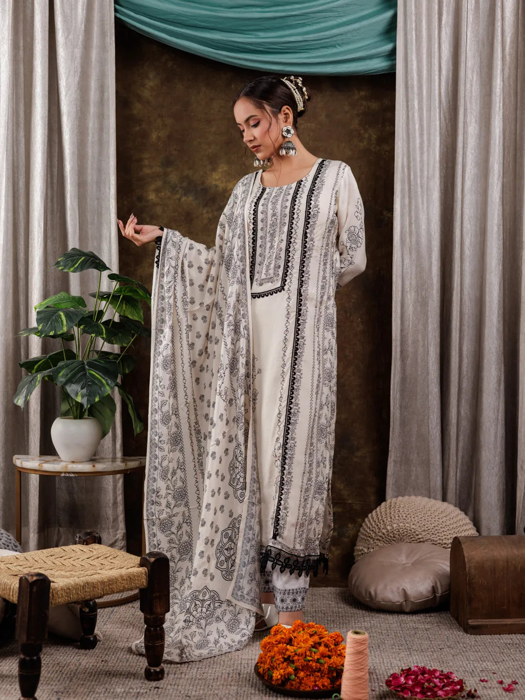Yufta White Hand_Embroidery Silk Straight Kurta And Trouser With Dupatta Set - Distacart