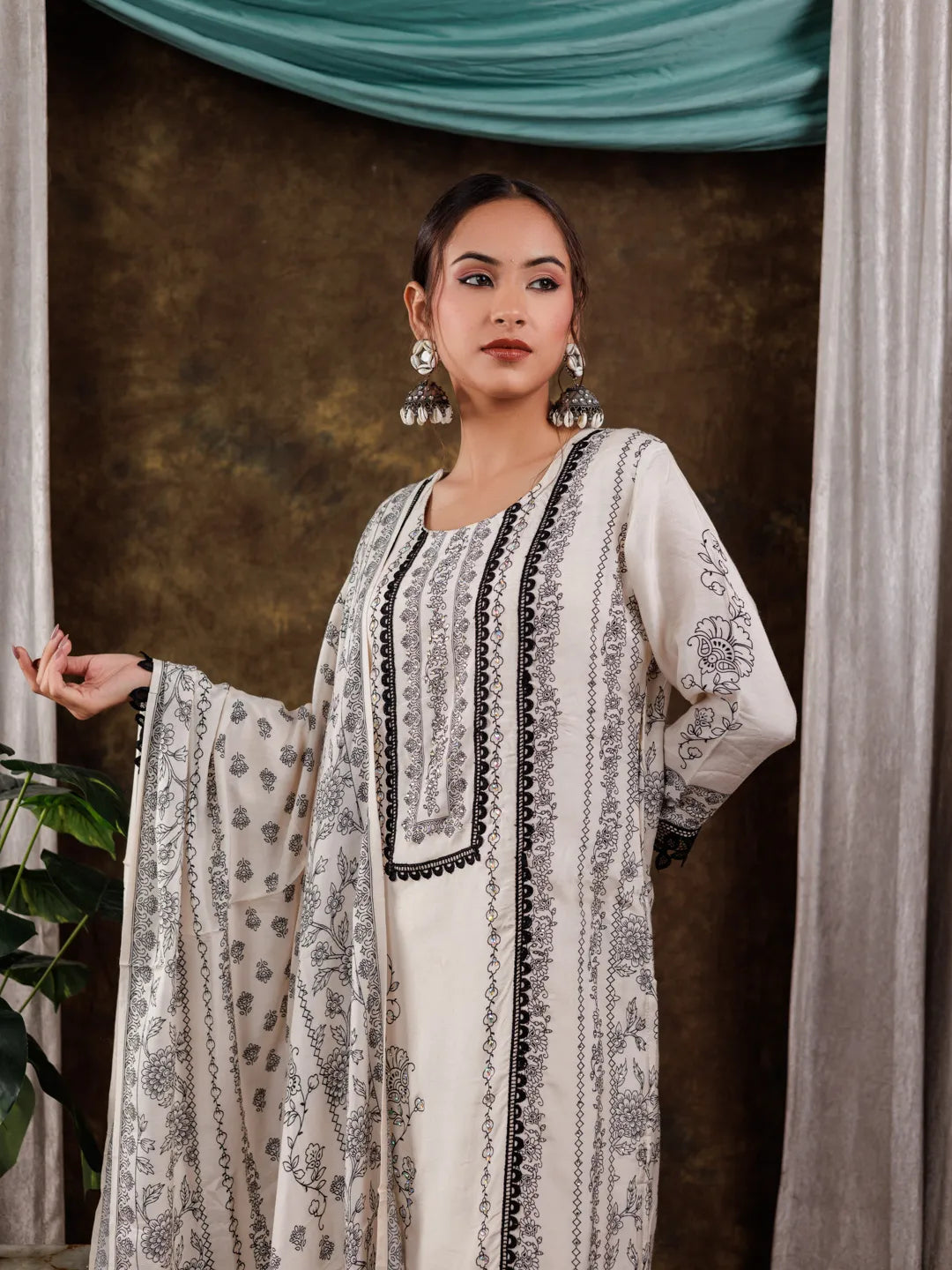 Yufta White Hand_Embroidery Silk Straight Kurta And Trouser With Dupatta Set - Distacart