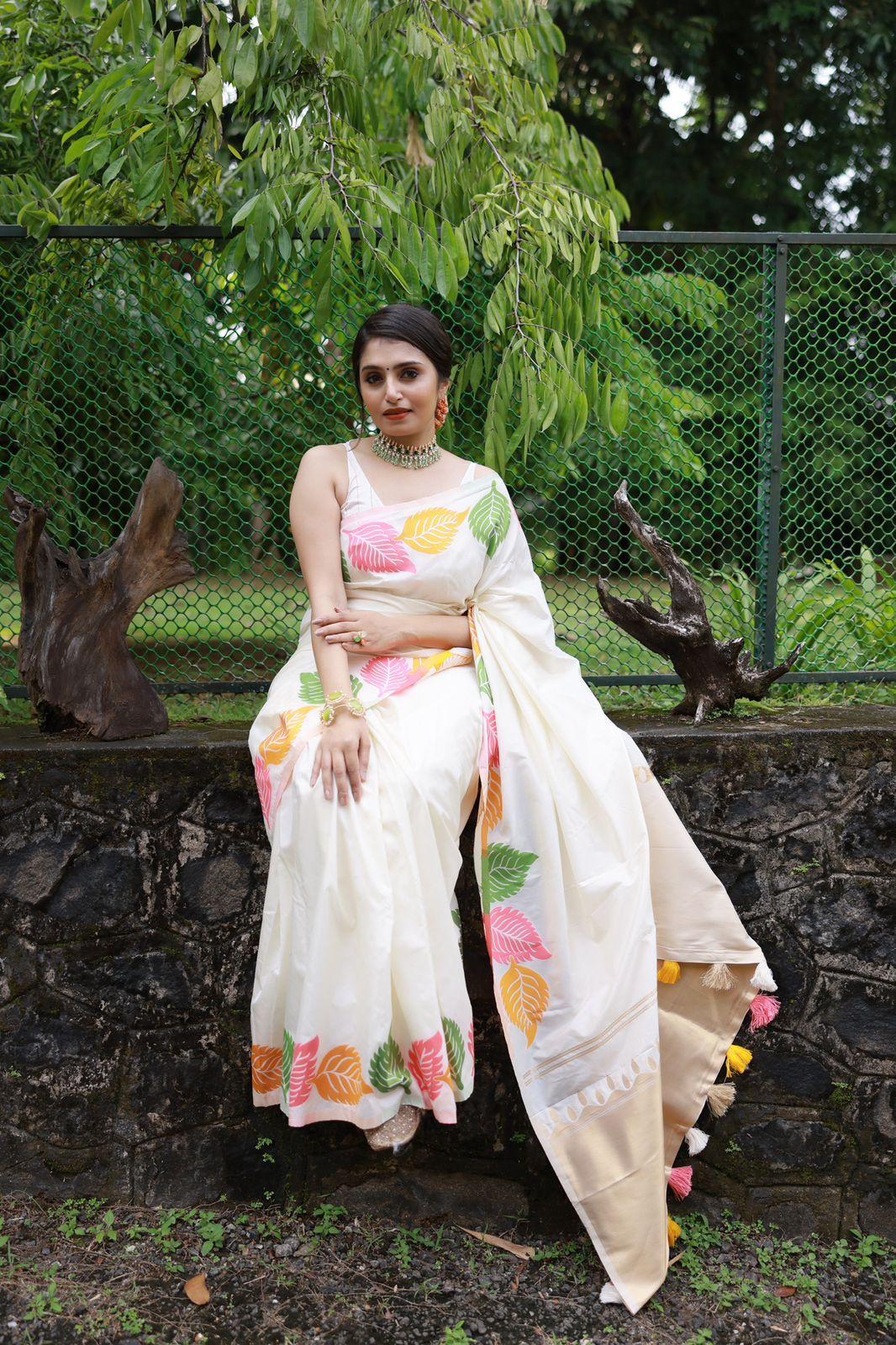 White Pure Silk Woven Design Saree with Unstitched Blouse - Hiral Fashion - Distacart