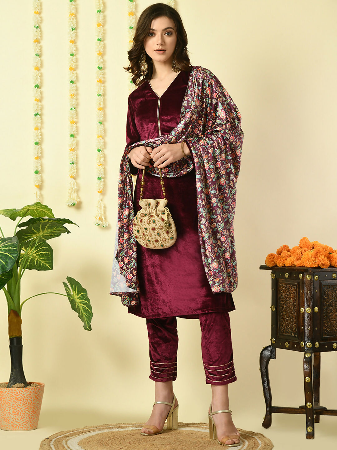 Myshka Women's Magenta Velvet Kurta & Trousers With Dupatta Party Sets - Distacart