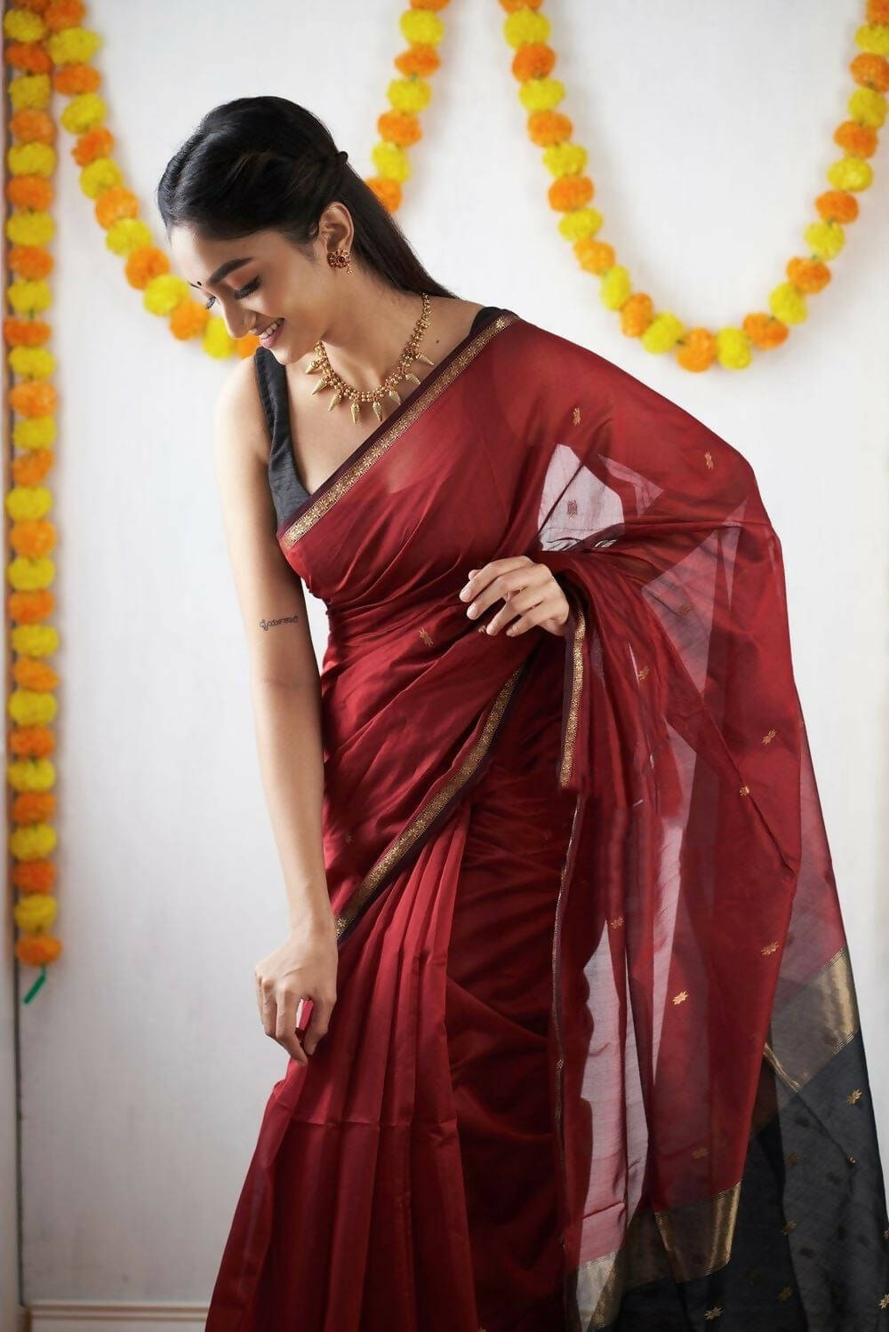 DEIANA'S Beautiful Golden Jari with New Design Soft Cotton Saree - Red - Distacart