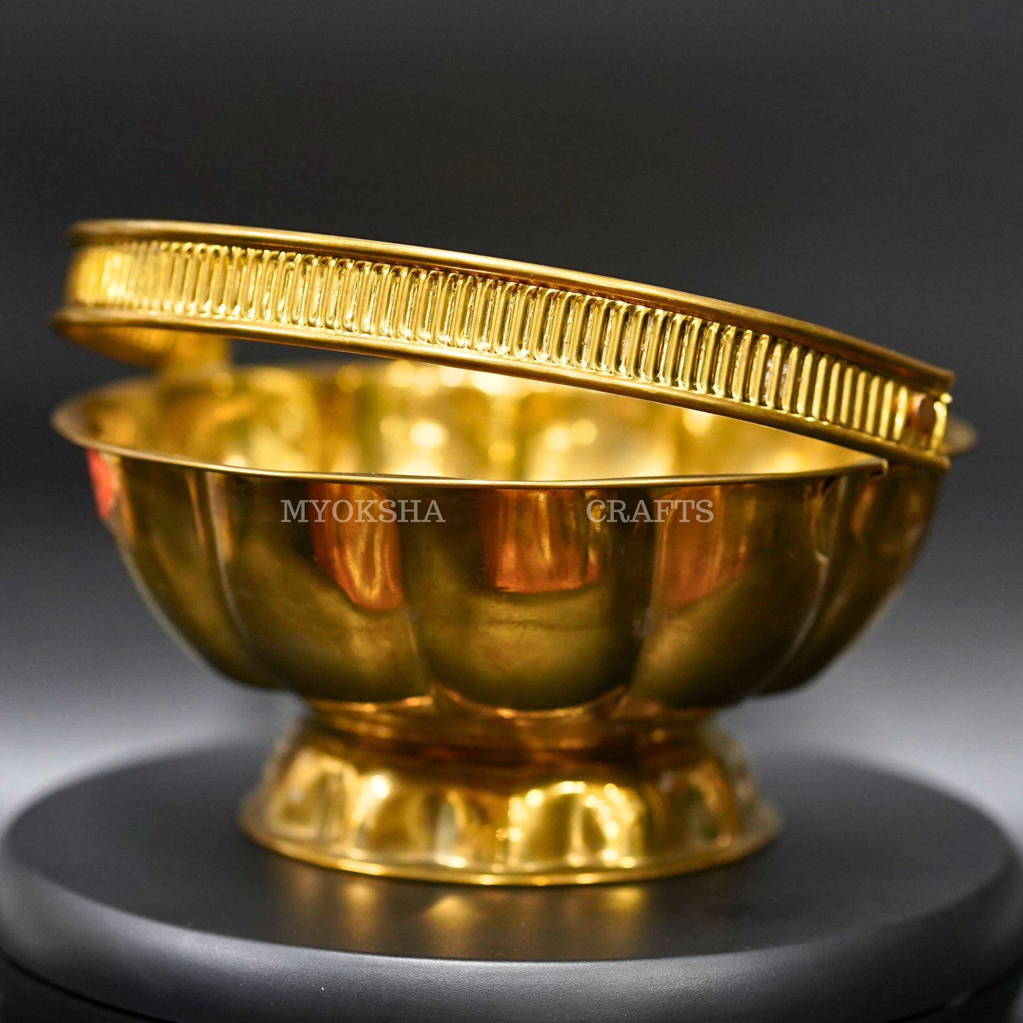 Brass Flower Basket: Elegant Floral Arrangement for Your Home - 1
