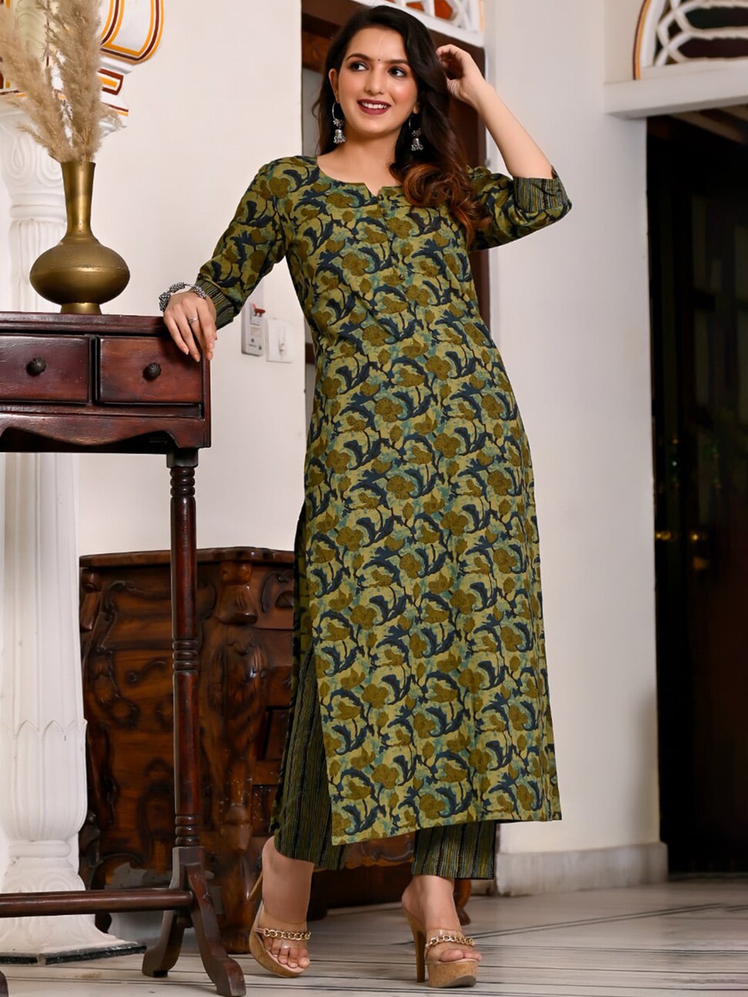 Kalini Floral Printed Regular Kurta with Trousers - Distacart