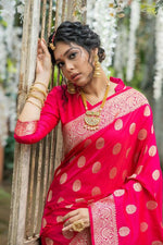 Thumbnail for Vishnu Weaves Women's Pink Banarasi Silk Floral Zari Woven Saree with Unstitched Blouse - Distacart