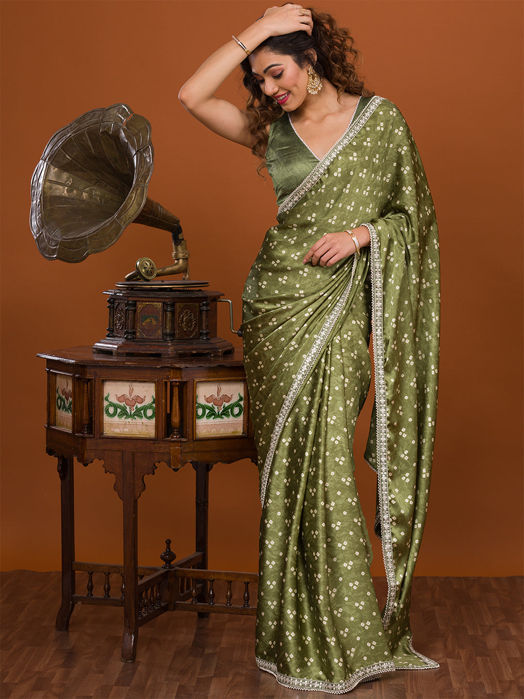 Koskii Green & White Bandhani Embroidered Bandhani Saree - Distacart