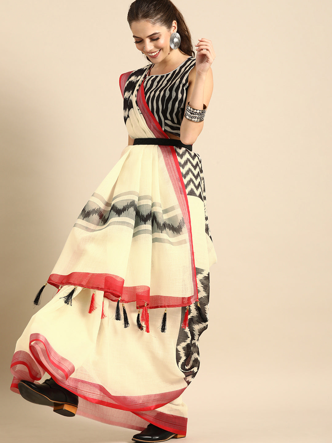 Sangria Off-White & Black Pure Linen Printed Saree - Distacart