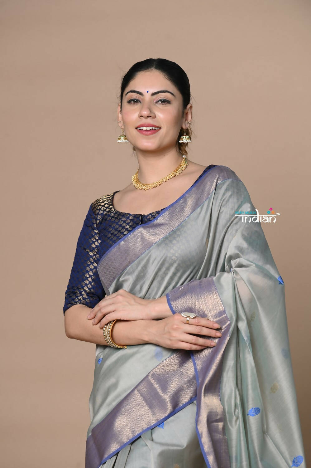 Very Much Indian Rajsi - Handloom Ari Checks Cotton Silk Saree With Golden Border - Grey - Distacart