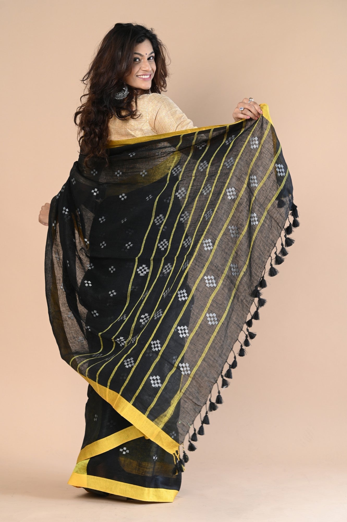 Very Much Indian Pure Linen Saree With Sleek Border and Exclusive Design - Distacart