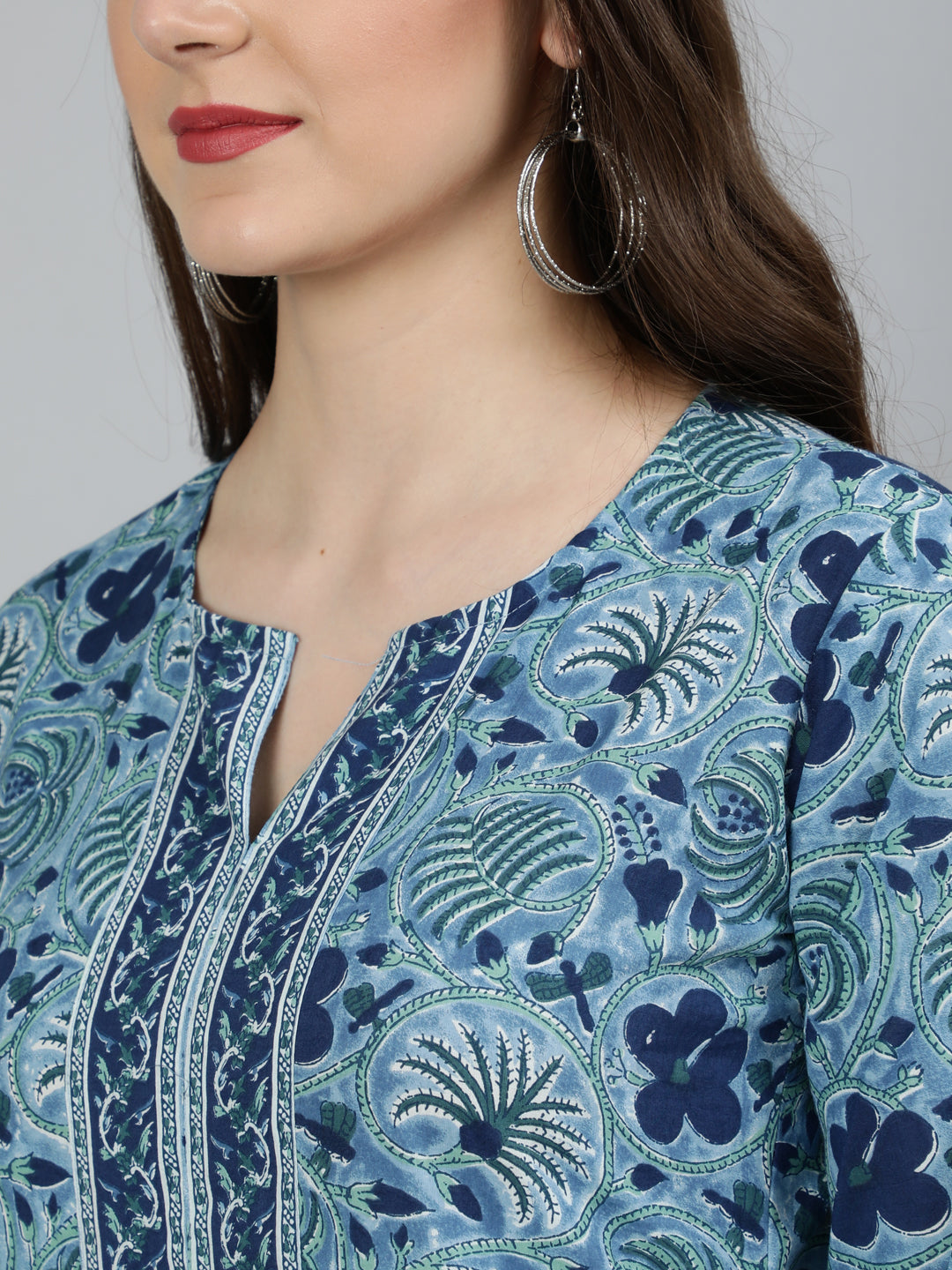NOZ2TOZ Women Blue Floral Printed Straight Kurta With Three Quarter sleeves - Distacart
