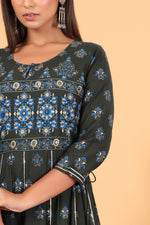 Thumbnail for Kaajh Women's Green Gold Print Embellishment Anarkali Kurta - Distacart