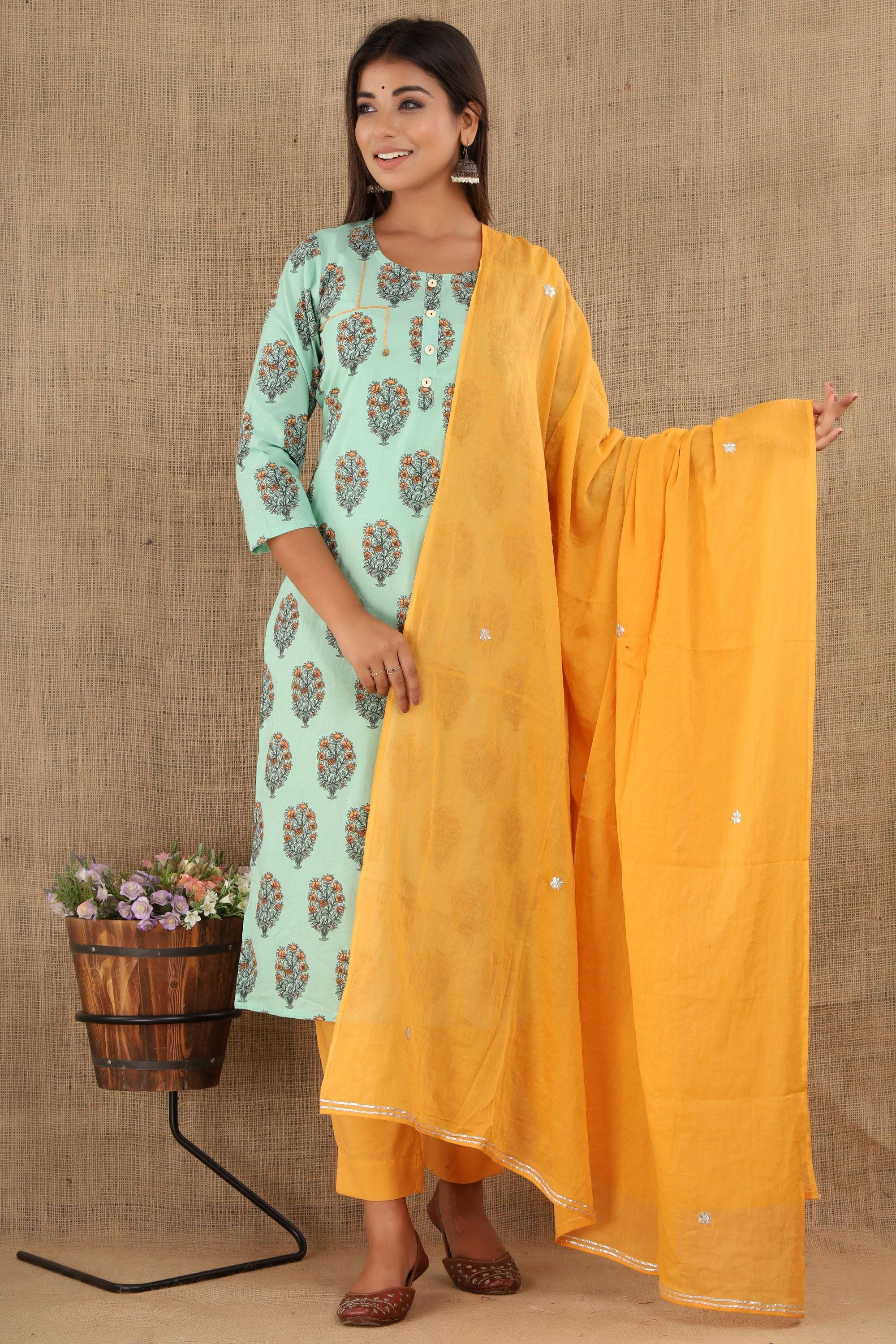 Kaajh Women's Green Booti Print Suit Set - Distacart