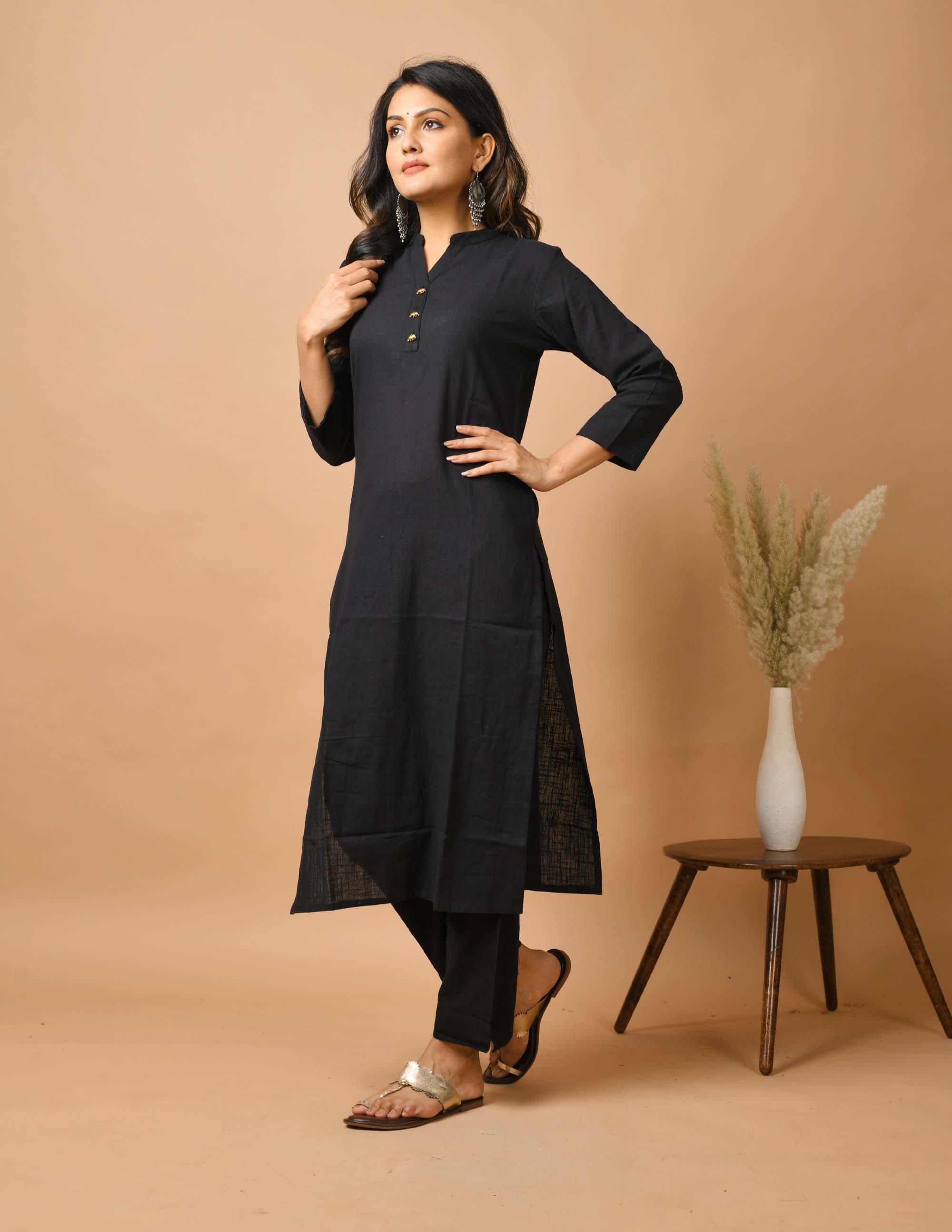 Kaajh Women's Black Solid Metal Embellishment Kurta - Distacart