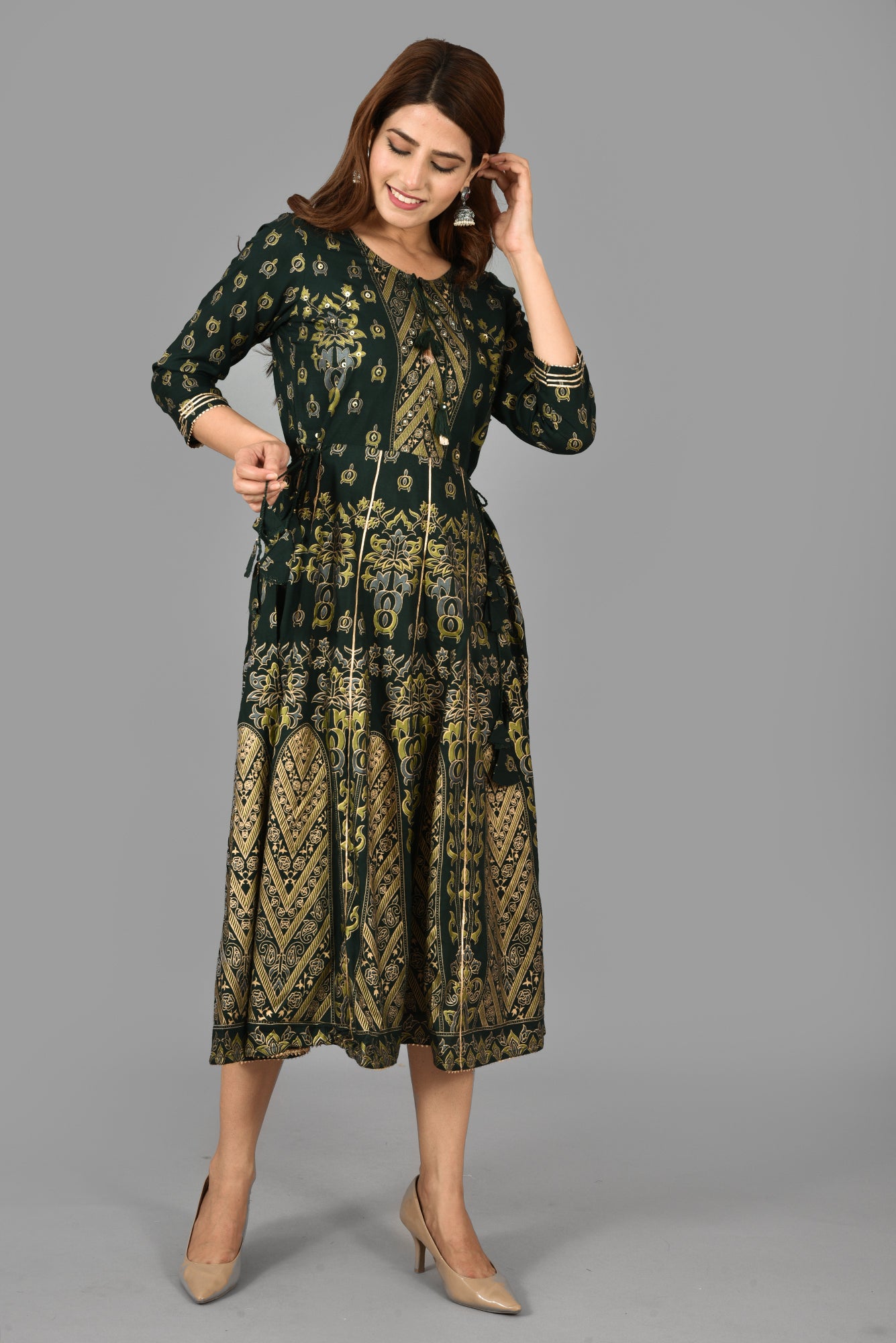Kaajh Women's Green Gold Print Rayon Kurta - Distacart