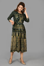 Thumbnail for Kaajh Women's Green Gold Print Rayon Kurta - Distacart