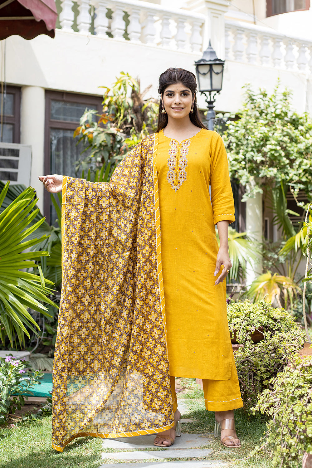 Kaajh Women's Yellow Zari Embroidery Kurta Pant Set With Dupatta - Distacart