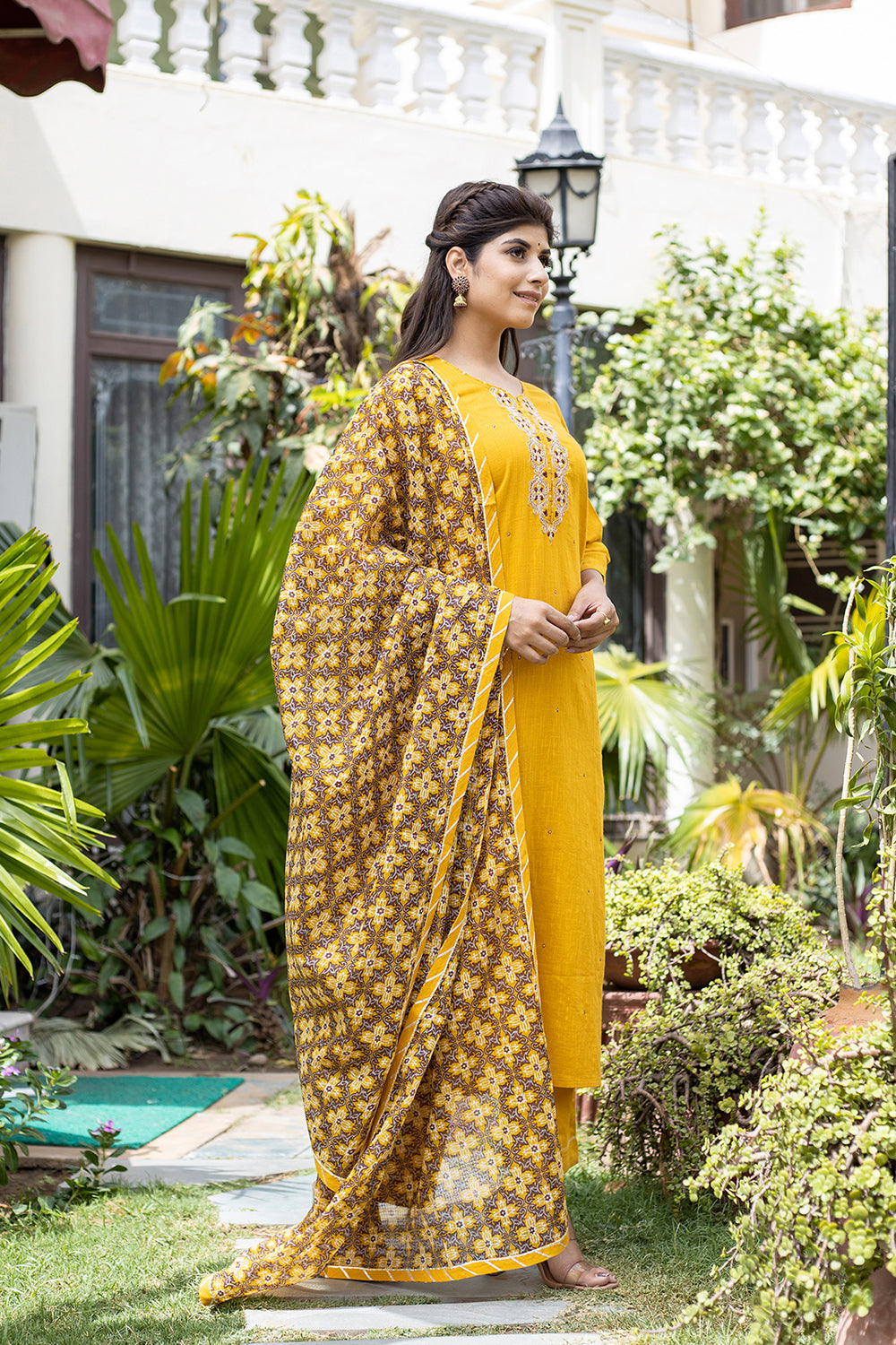 Kaajh Women's Yellow Zari Embroidery Kurta Pant Set With Dupatta - Distacart