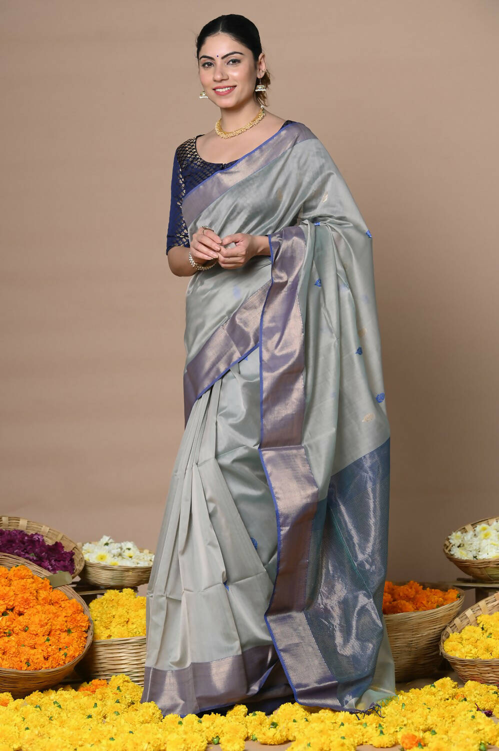 Very Much Indian Rajsi - Handloom Ari Checks Cotton Silk Saree With Golden Border - Grey - Distacart
