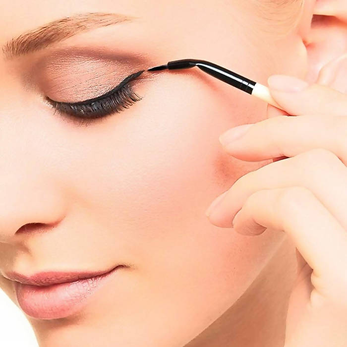 Oriflame Precision Angled Eyeliner Brush Perfect for cream-based liners or even eye shadows.