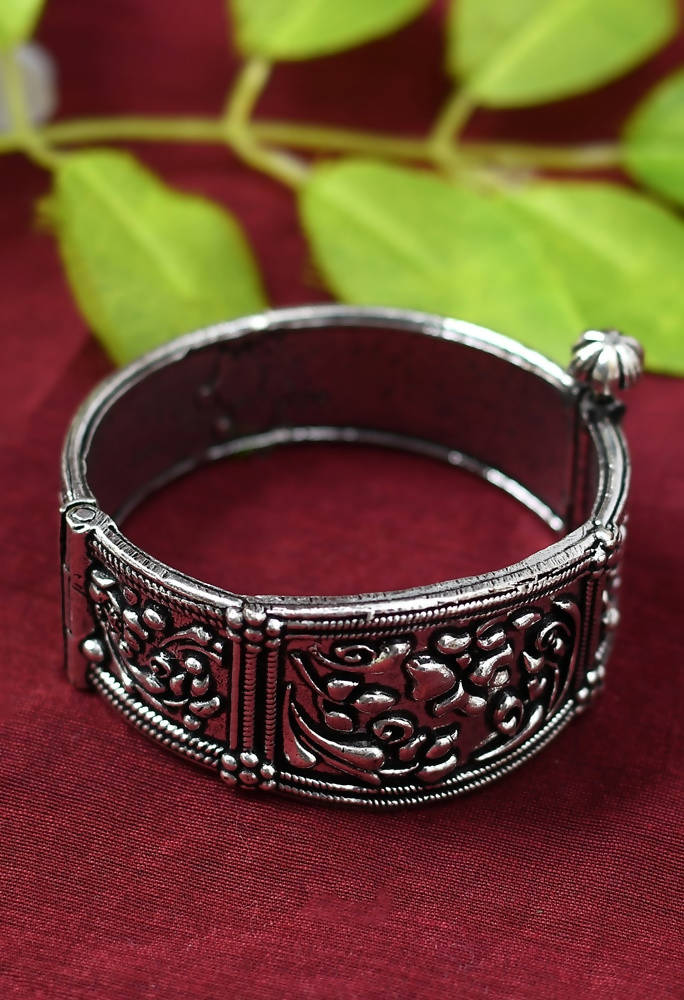 Mominos Fashion Kamal Johar Oxidised Silver-Plated Screw Type Handcraft Bracelet