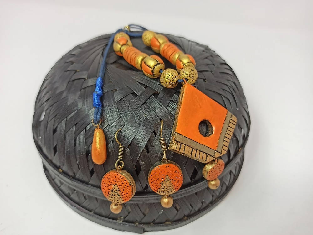 Terracotta Diamond Pendant Mini Necklace Set With Hangings