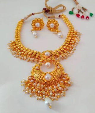 White Kemp Necklace With Earrings