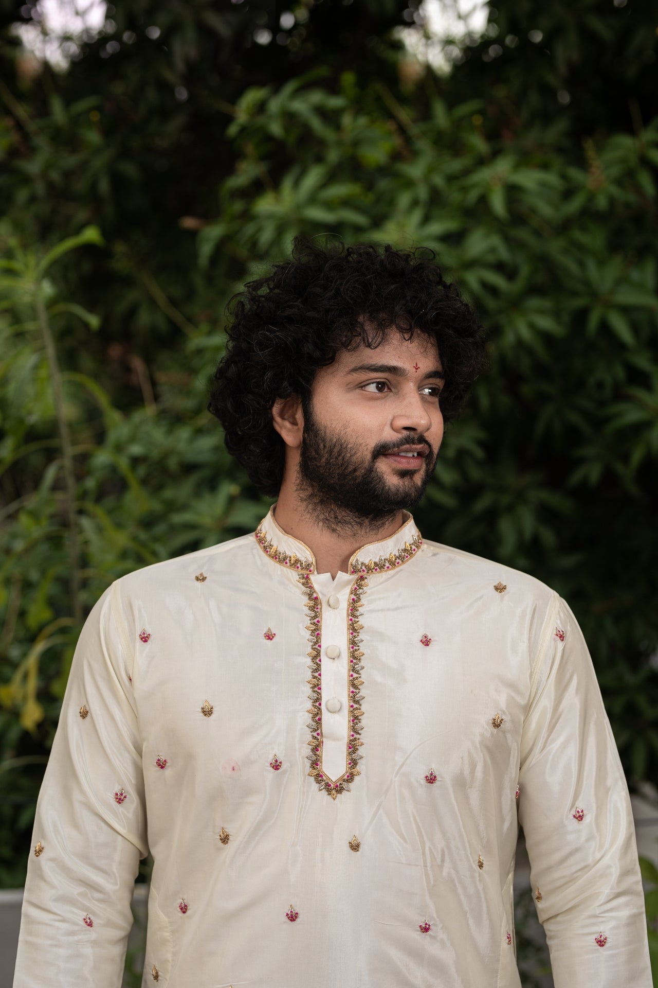 Classic Hand Embroidery Designer Pattu Kurta and Dhoti Set by Hilo Designs - Distacart
