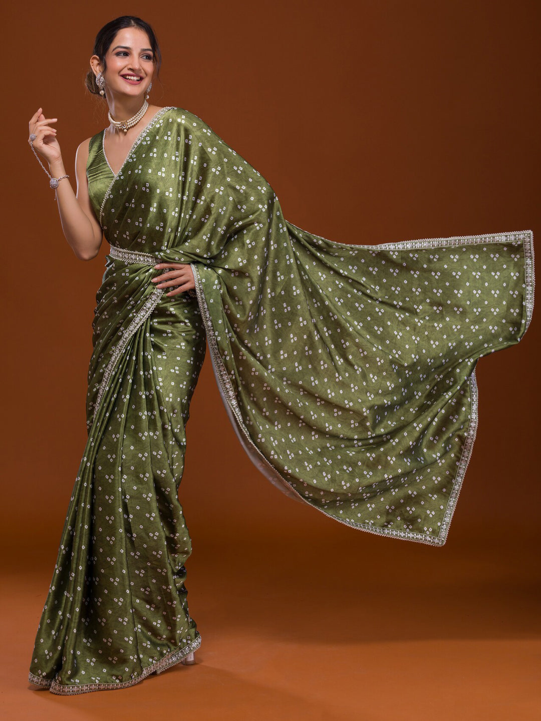 Koskii Green & White Bandhani Embroidered Bandhani Saree - Distacart