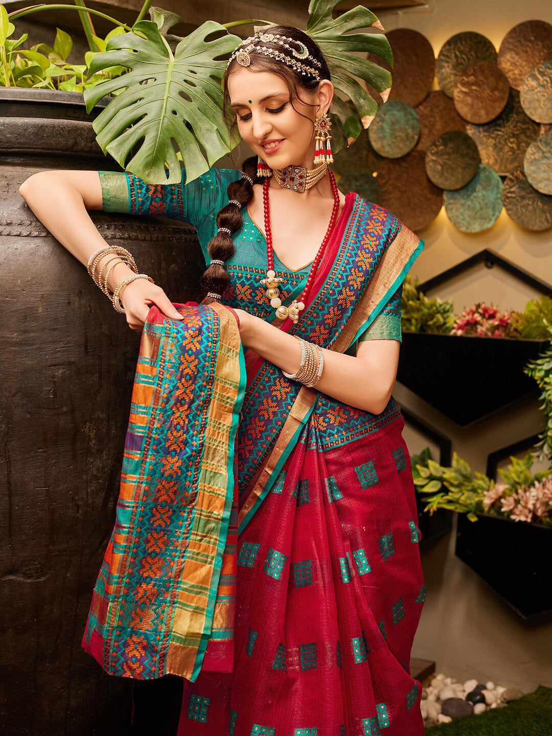 Kalini Geometric Woven Design Zari Detail Saree - Distacart