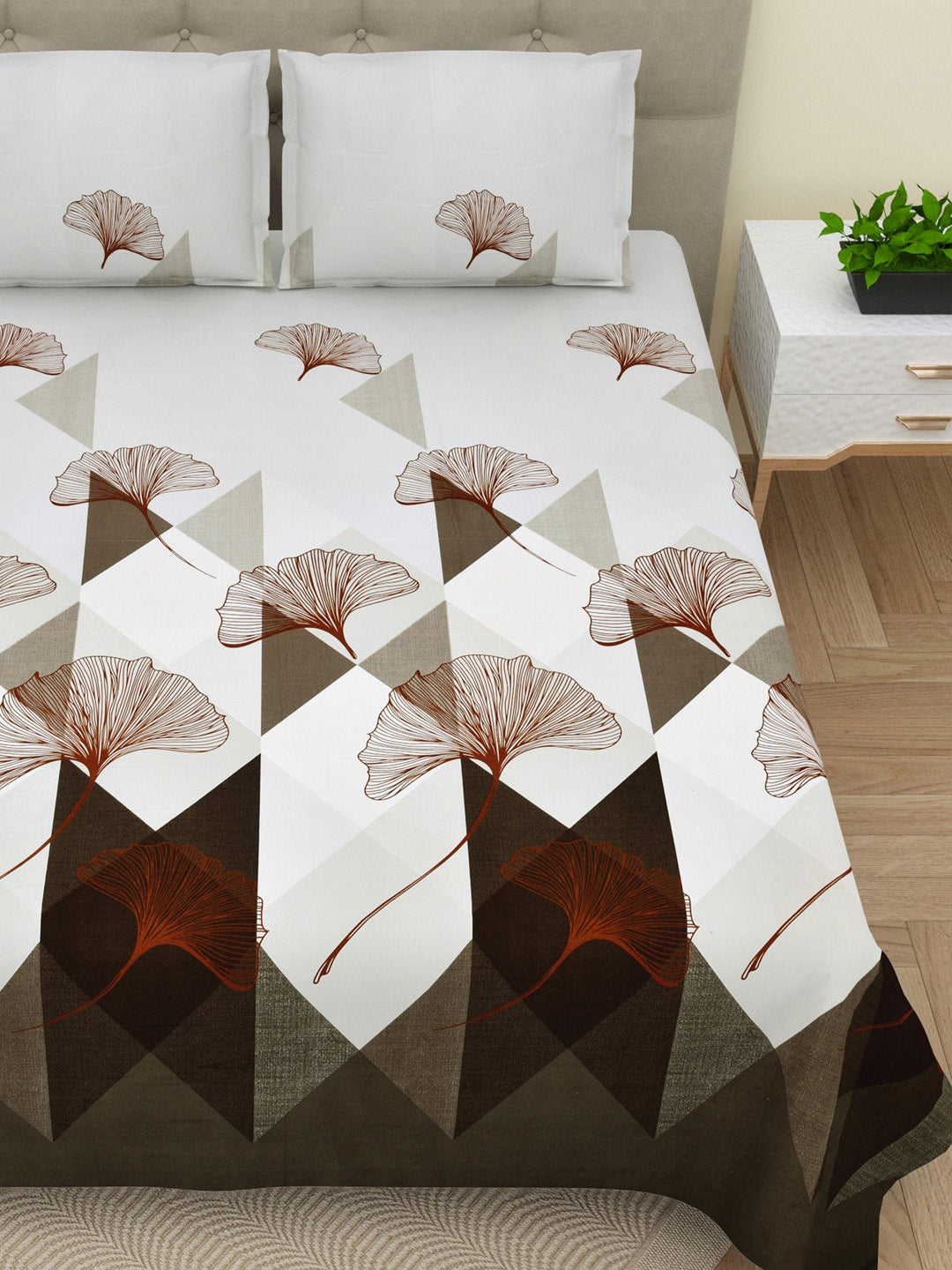 DREAM WEAVERZ Grey & White Geometric Cotton 220 TC Super King Bedsheet & 2 Pillow Covers - Distacart