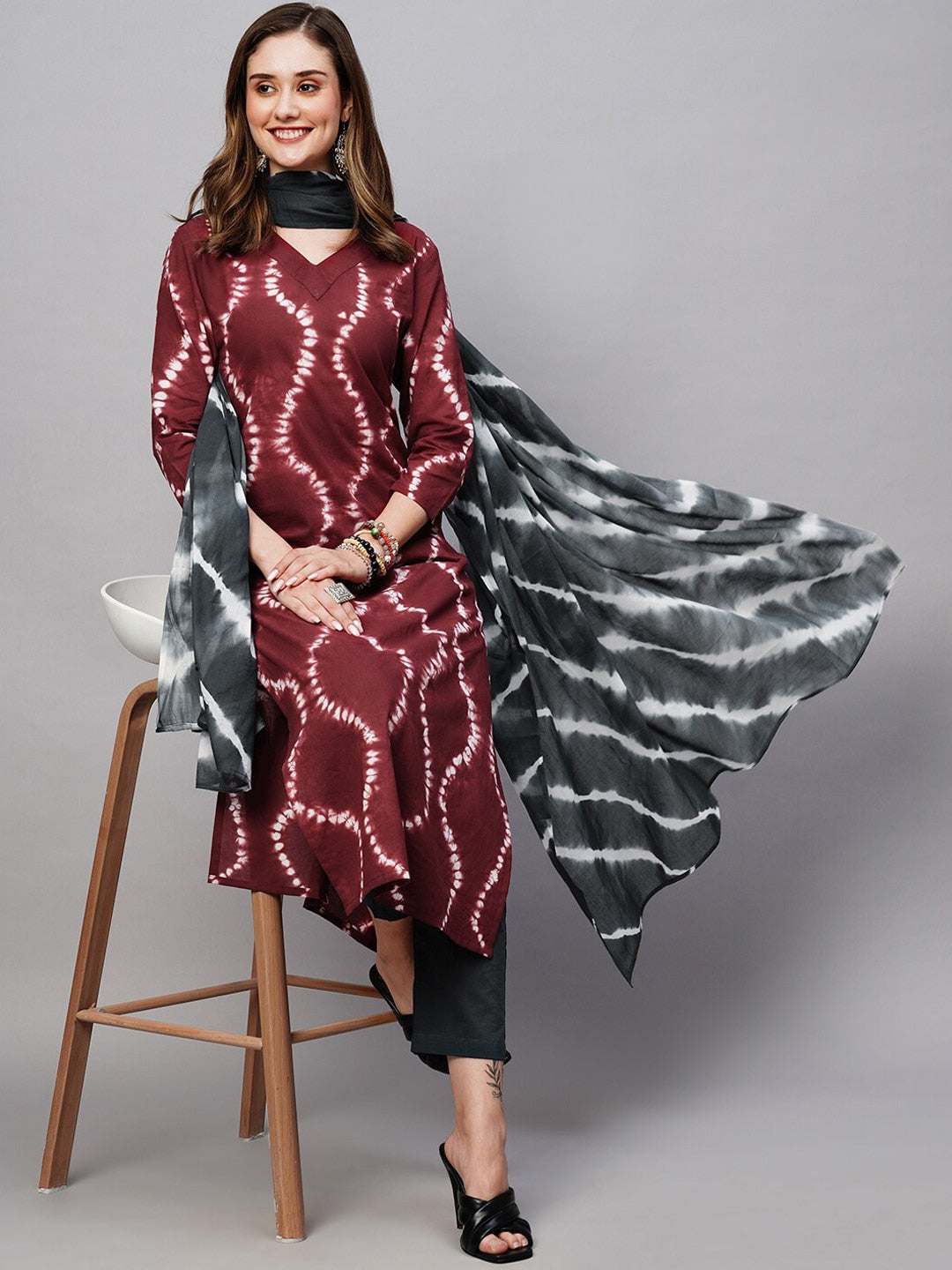 Kalini Chevron Dyed Kurta with Trousers & Dupatta - Distacart