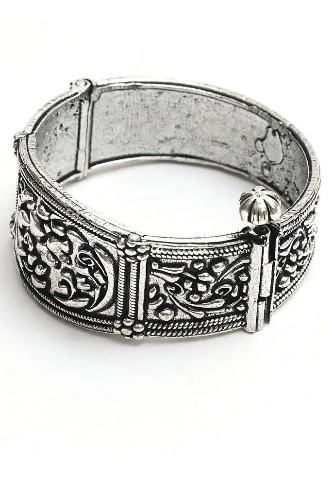 Mominos Fashion Kamal Johar Oxidised Silver-Plated Screw Type Handcraft Bracelet