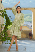 Thumbnail for Juniper Women's Green Rayon Floral Printed Short Tiered Dress - Distacart