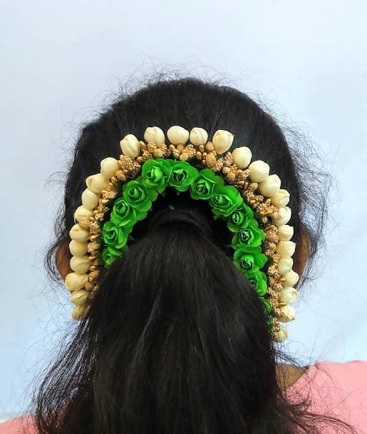 Green & White Rose Gajra