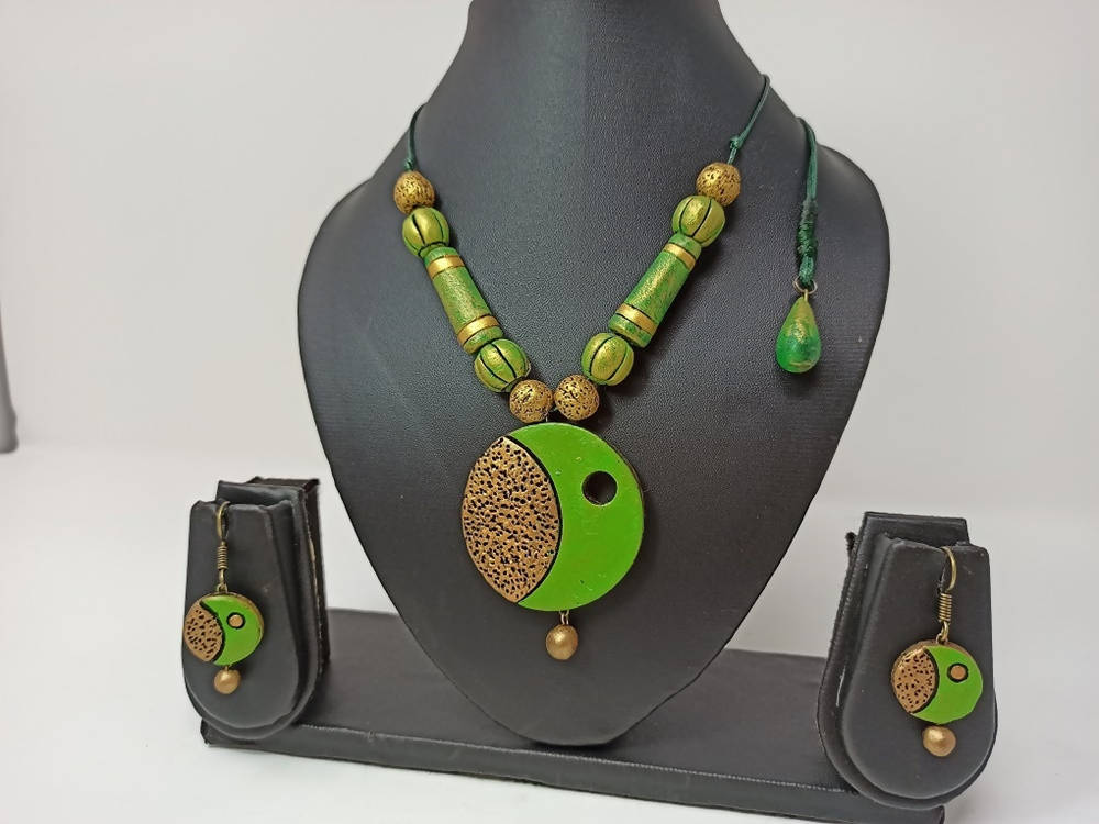 Terracotta Boho Style Mini Necklace Set With Hangings-Green And Gold